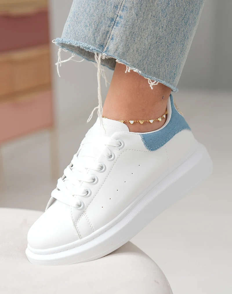 Baskets femme blanches tendance avec empiècement effet jean et détail doré