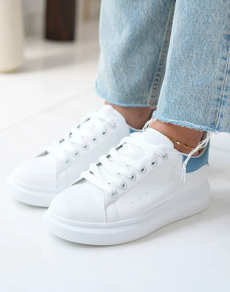 Baskets femme blanches tendance avec empiècement effet jean et détail doré