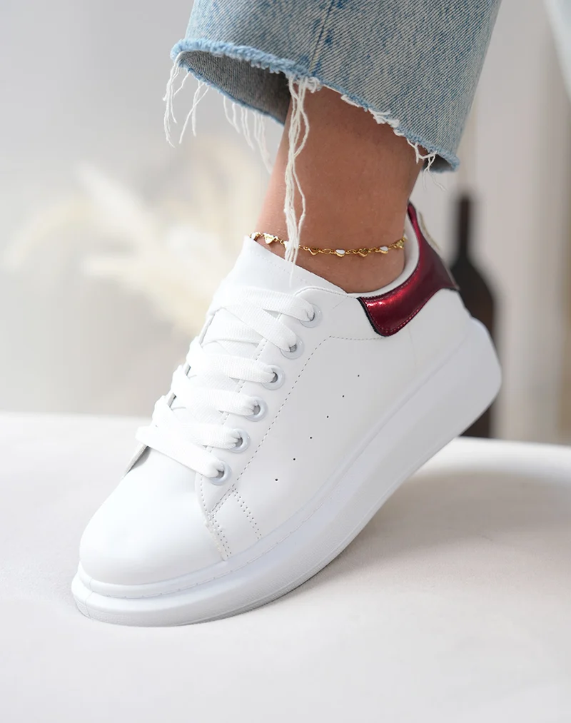 Baskets femme blanches tendance avec empiècement bordeaux irisé et détail doré