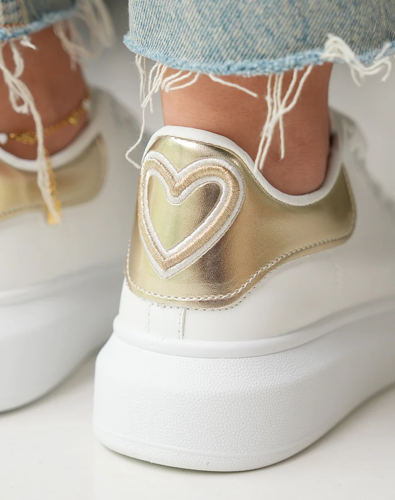Baskets femme blanches tendance avec empiècement doré irisé et détail cœur