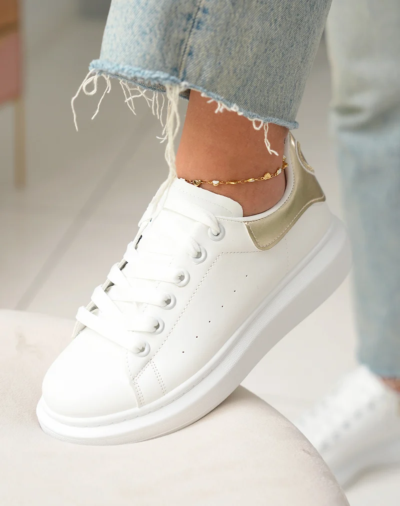 Baskets femme blanches tendance avec empiècement doré irisé et détail cœur