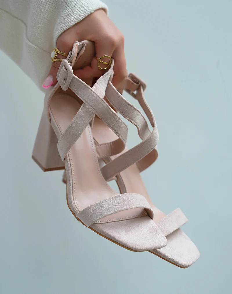 Sandales à talons femme beige rosé élégantes en suédine avec brides entrecroisées