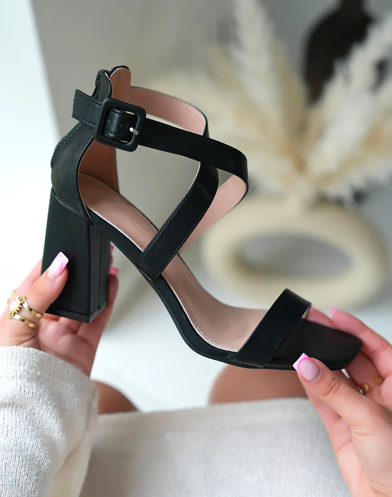 Sandales à talons femme noires élégantes avec brides entrecroisées