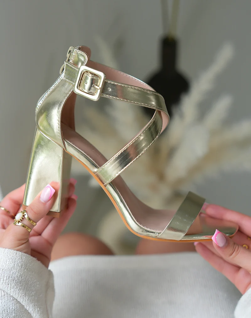 Sandales à talons femme dorées élégantes avec brides entrecroisées
