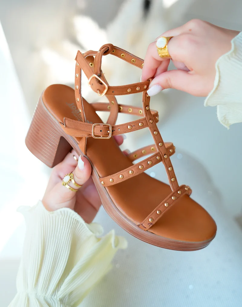 Sandales Femme Camel Suédine à Talon et Brides Cloutées - Élégance Terreuse et Confort Durable