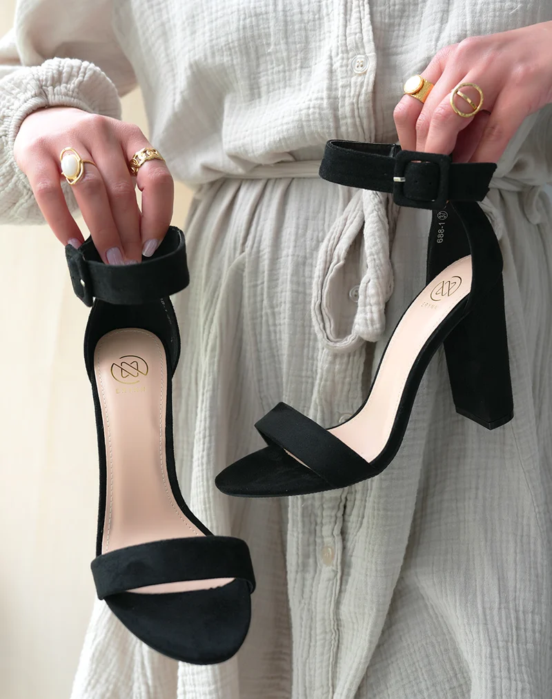 Sandales à talons noires en total suédine