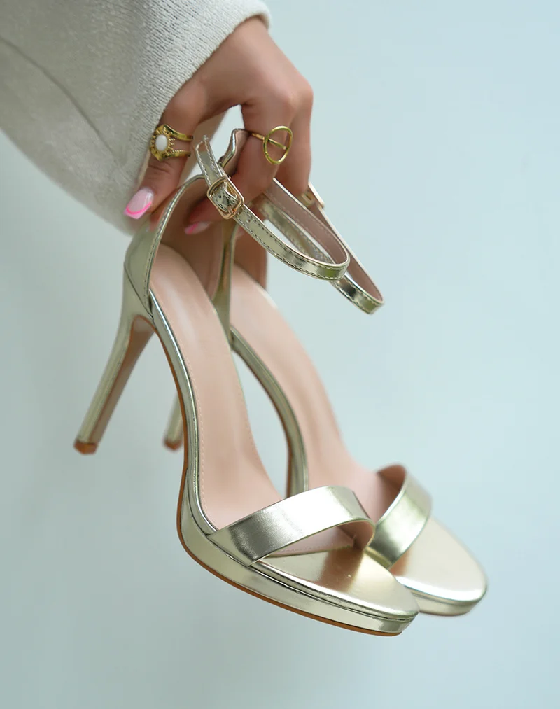 Sandales à talons femme dorées élégantes avec talon aiguille et petite plateforme