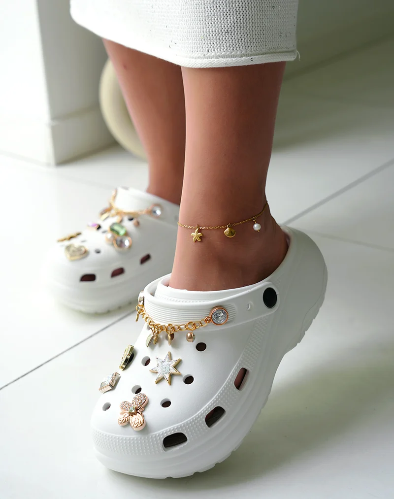 Sabots femme blancs à détails bijoux tendance et plateforme épaisse