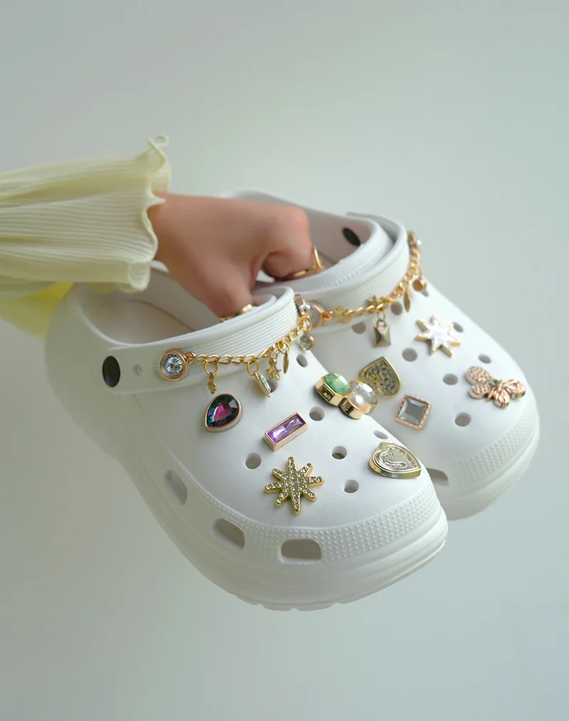 Sabots femme blancs à détails bijoux tendance et plateforme épaisse