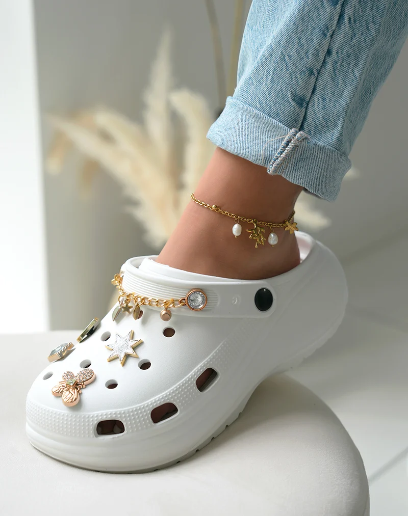 Sabots femme blancs à détails bijoux tendance et plateforme épaisse