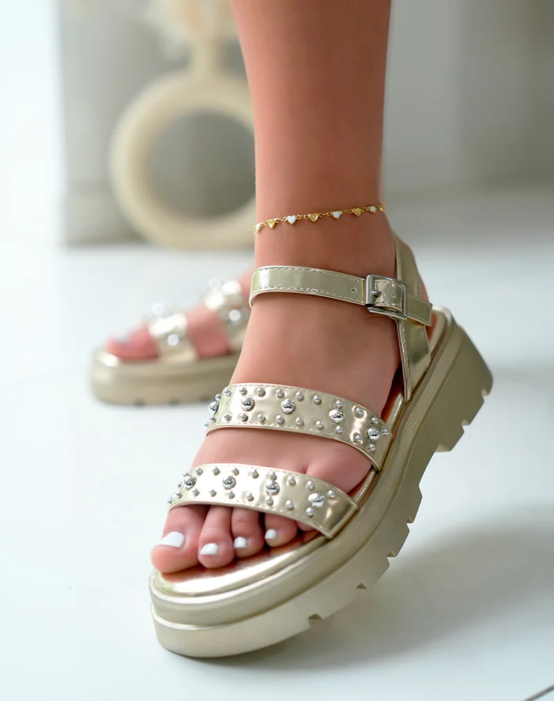 Sandales femme dorées à double brides cloutées avec semelle épaisse crantée