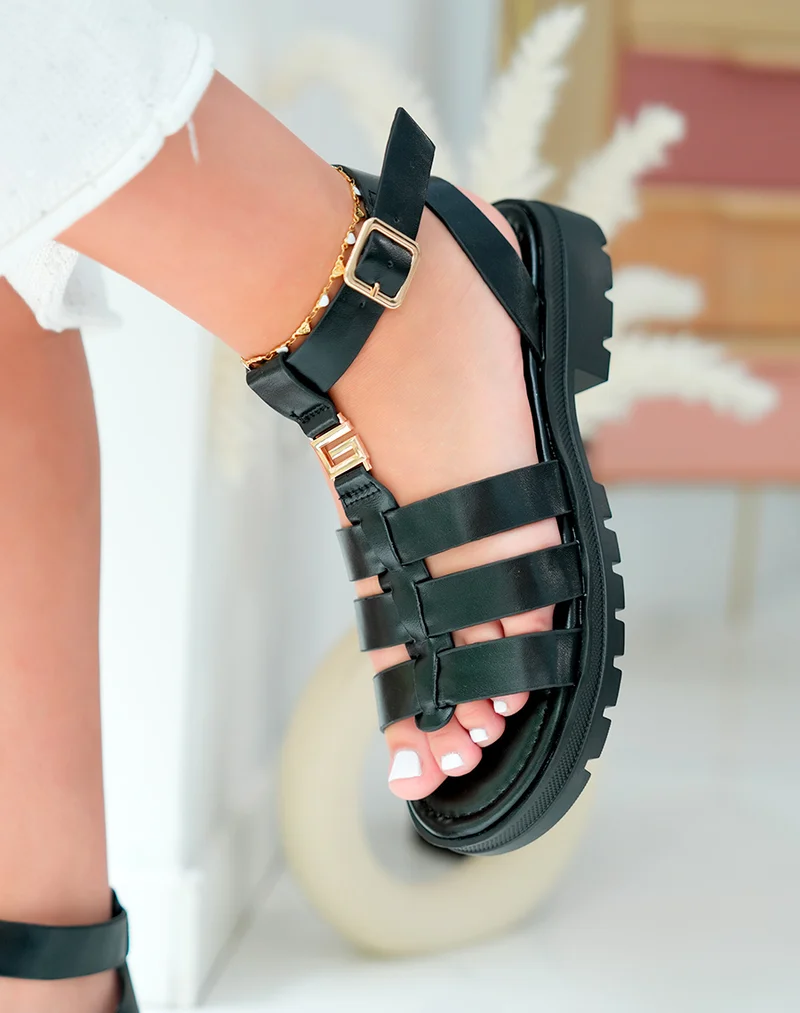 Sandales femme noires à triple bride avec détails dorés et semelle crantée