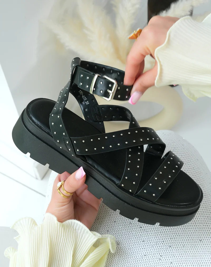 Sandales femme noires tendance avec semelle épaisse crantée et brides cloutées