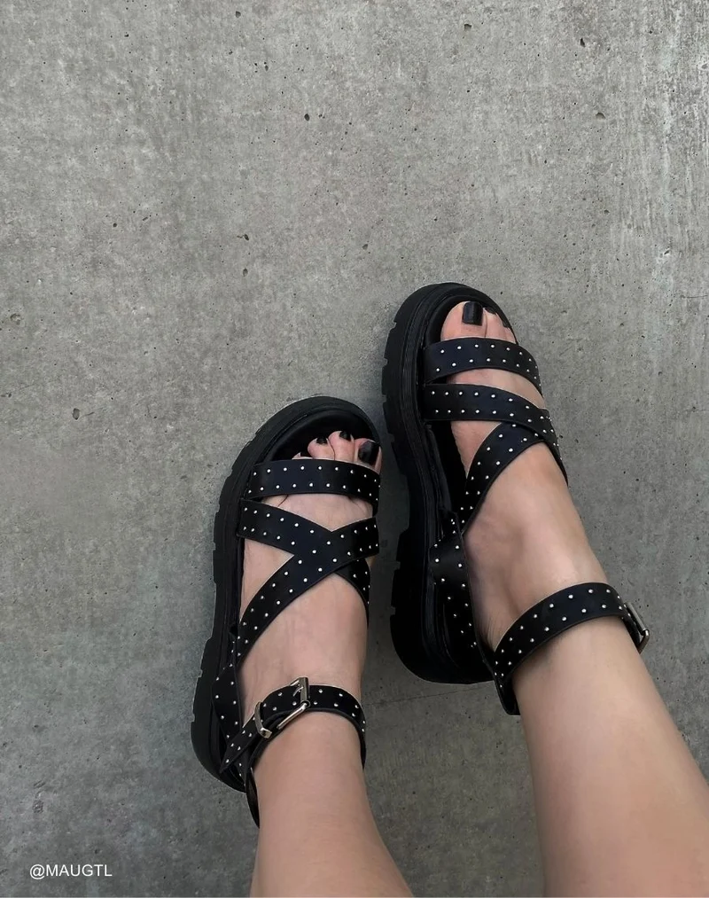 Sandales femme noires tendance avec semelle épaisse crantée et brides cloutées