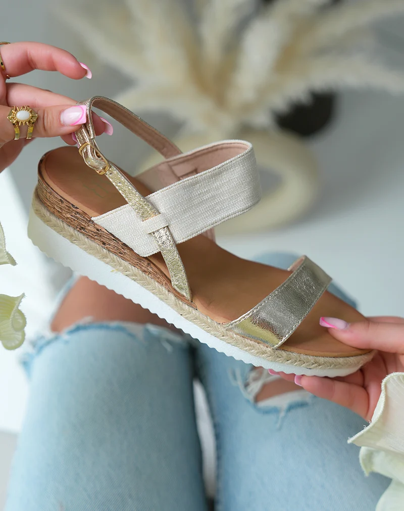 Sandales compensées femme beiges élégantes avec bride dorée et bride épaisse en tissu