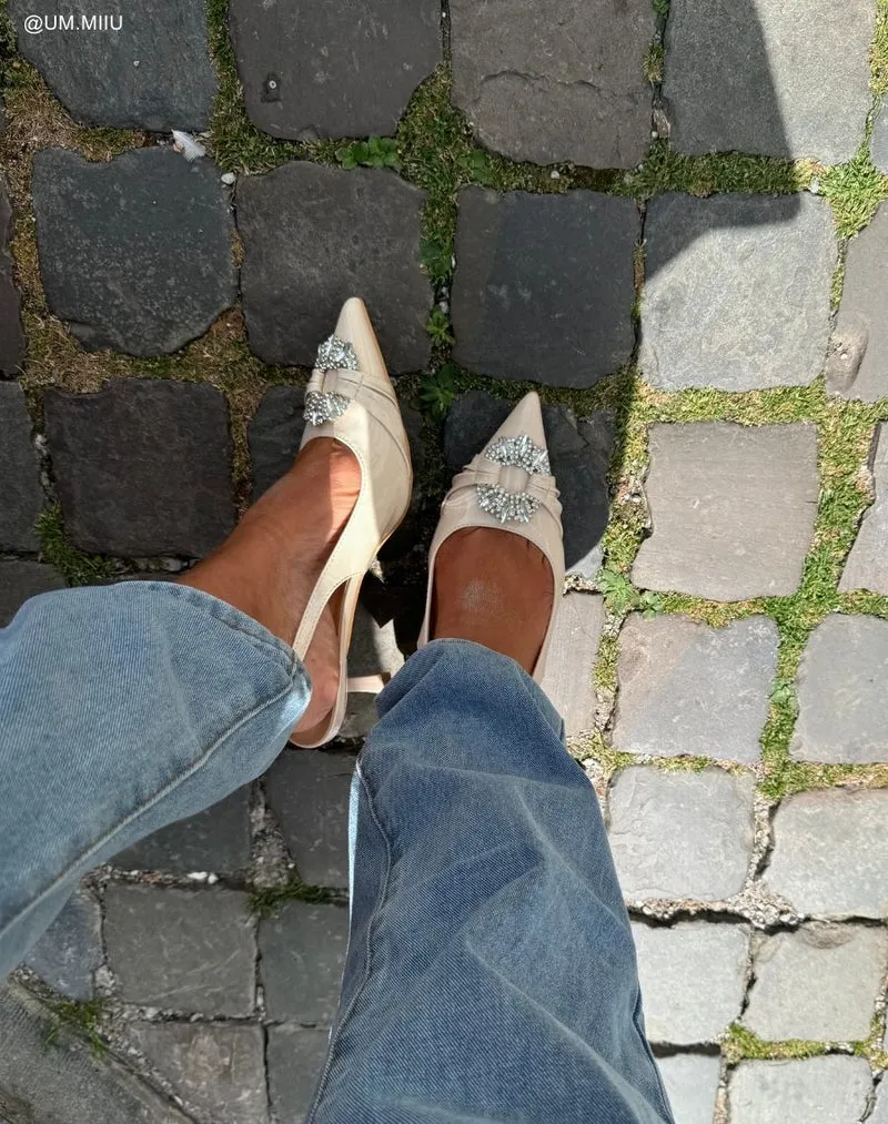 Escarpins vernis beiges femme élégants avec petit talon et rond strassé