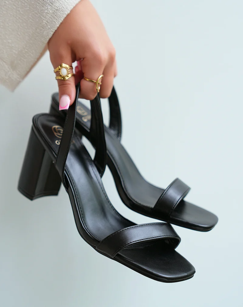 Sandales à talons femme noires élégantes avec talon carré et bride fine