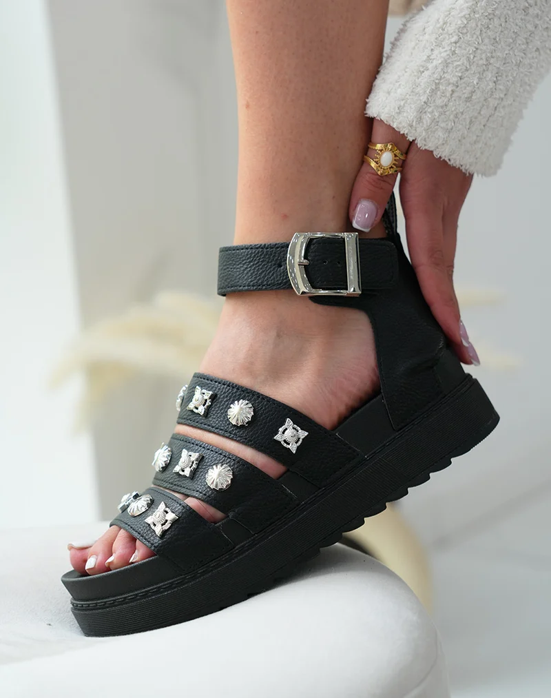 Sandales Noires Plateforme avec Détails Cloutés Argentés - Un Style Audacieux pour l'Été