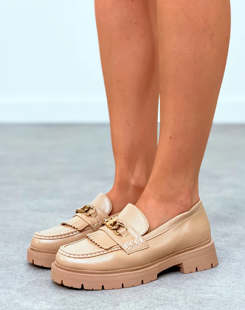 Mocassins beige à détail dorée et semelle épaisse crantée