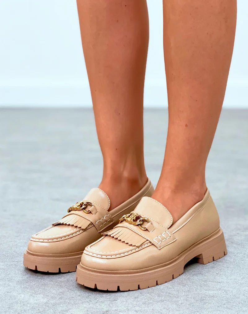 Mocassins beige à détail dorée et semelle épaisse crantée