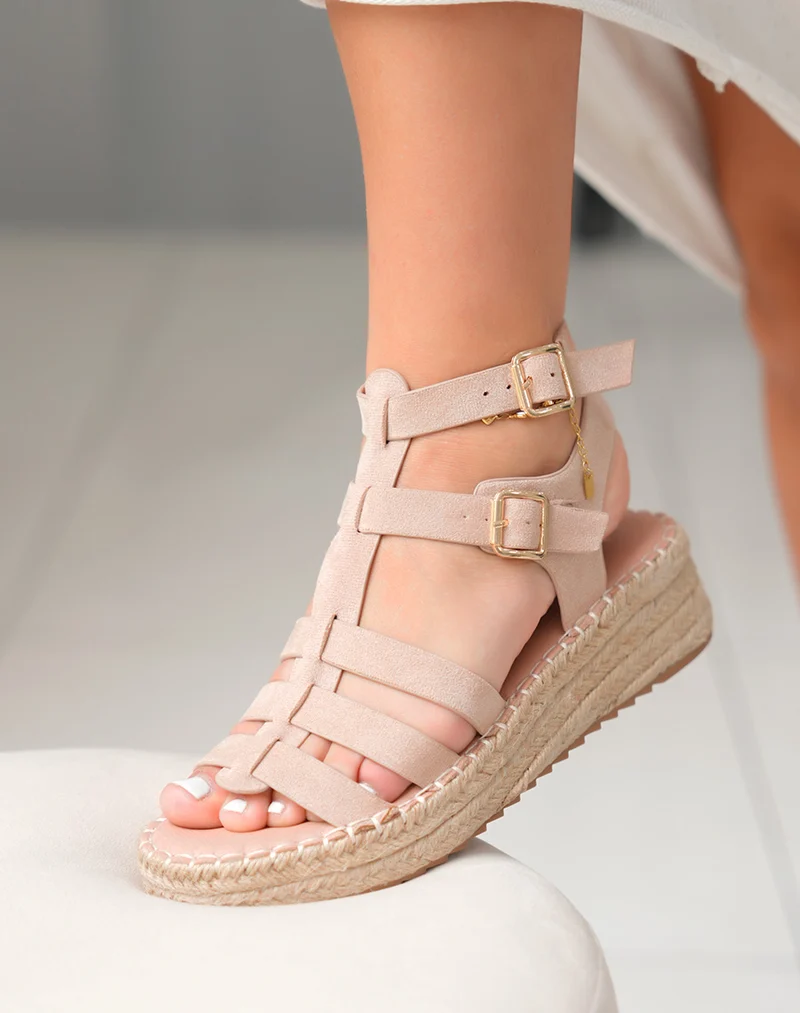 Sandales en suédine beige compensés en corde à multiples lanières