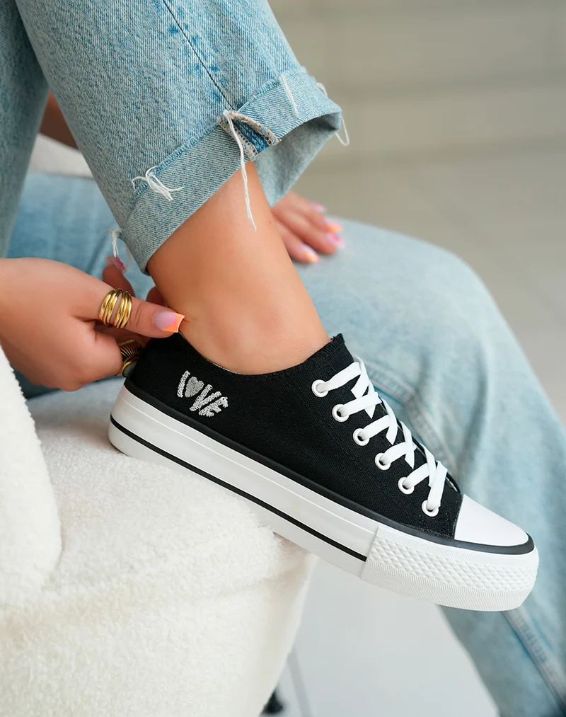 Basket basses noires et blanches à détail love