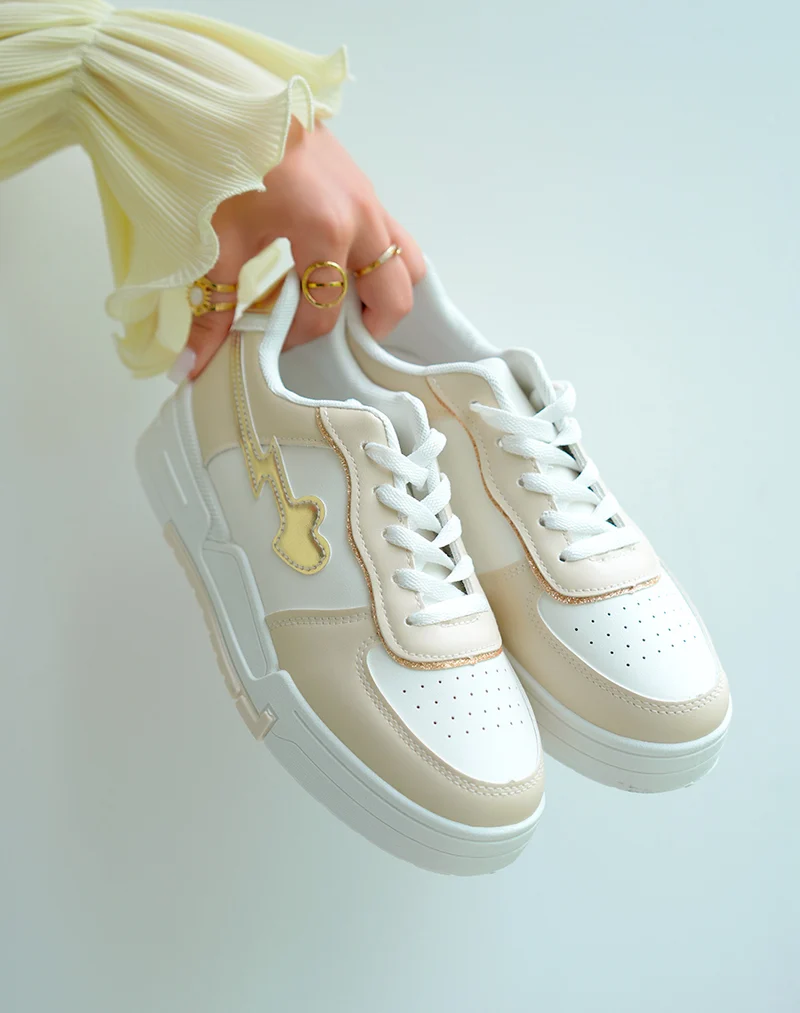 Baskets femme beiges à empiècements blancs et dorés avec motif éclair et cœur