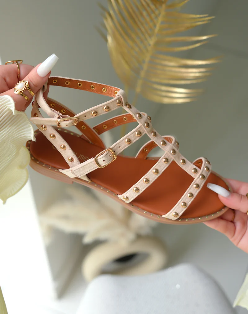 Sandales plates femme en suédine beige à multiples brides et clous dorés