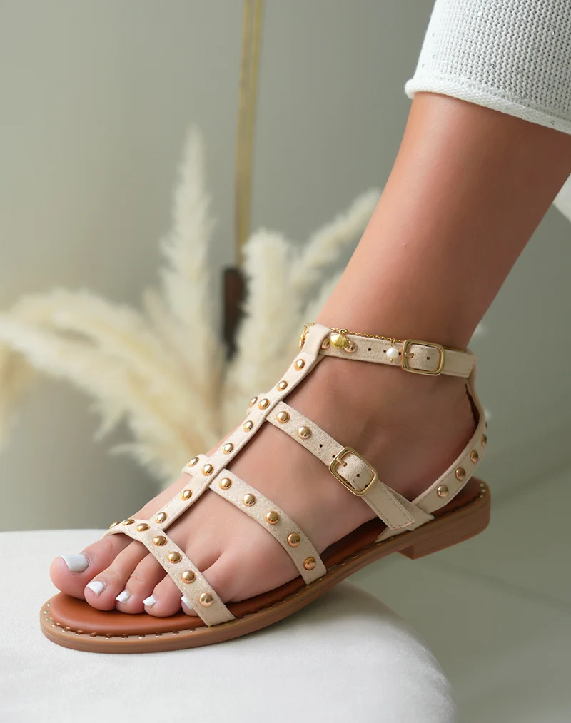 Sandales plates femme en suédine beige à multiples brides et clous dorés