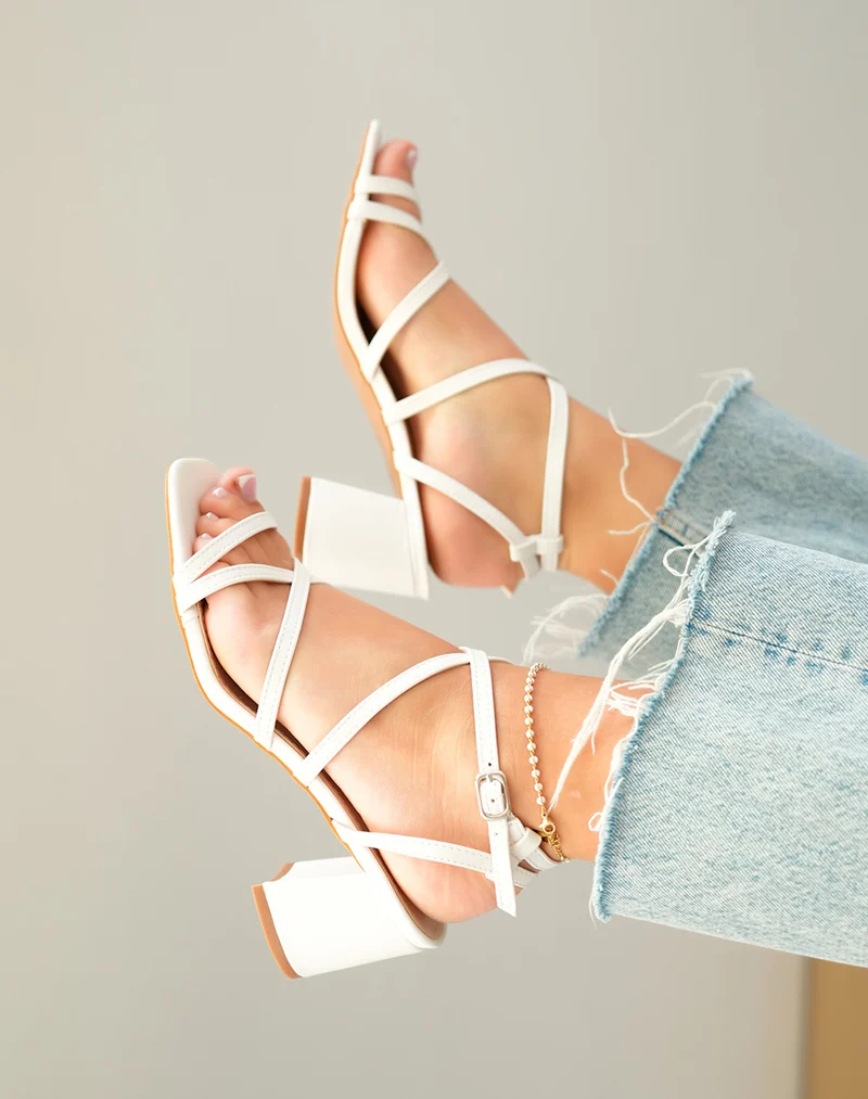 Sandales à petit talon blanches à brides entrecroisées