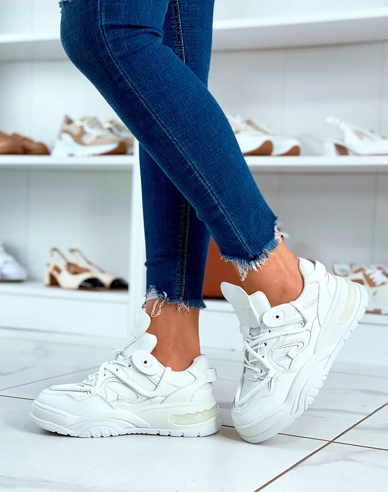 Baskets blanches à multiples détails et lacet en corde