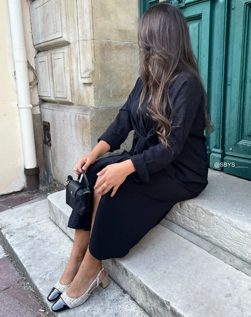 Sandales à talon chic en tweed beige avec bout noir verni