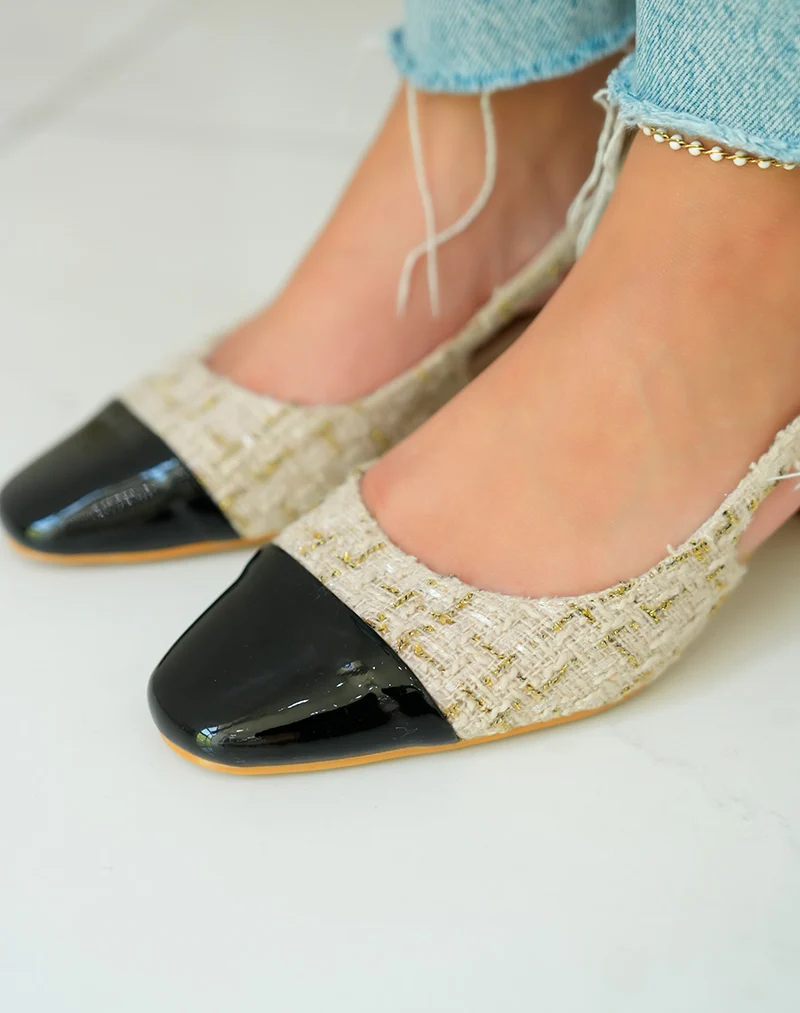 Sandales à talon chic en tweed beige avec bout noir verni