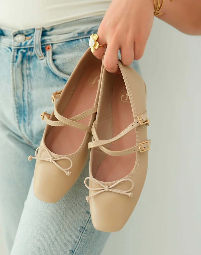 Ballerines beiges élégantes avec double lanière et noeud délicat