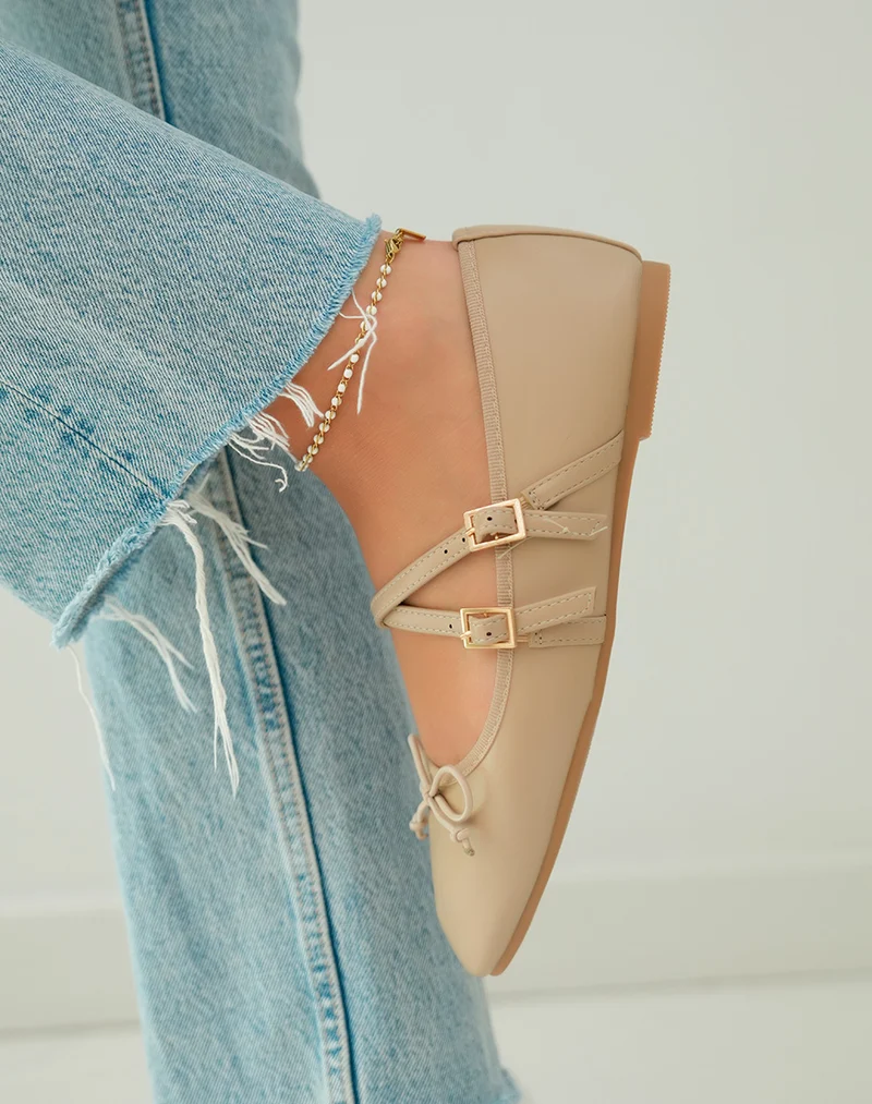 Ballerines beiges élégantes avec double lanière et noeud délicat