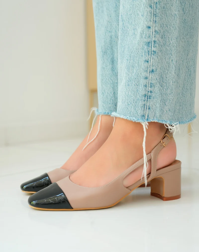 Sandales à talon bicolores taupe et bout noir verni pour une élégance raffinée