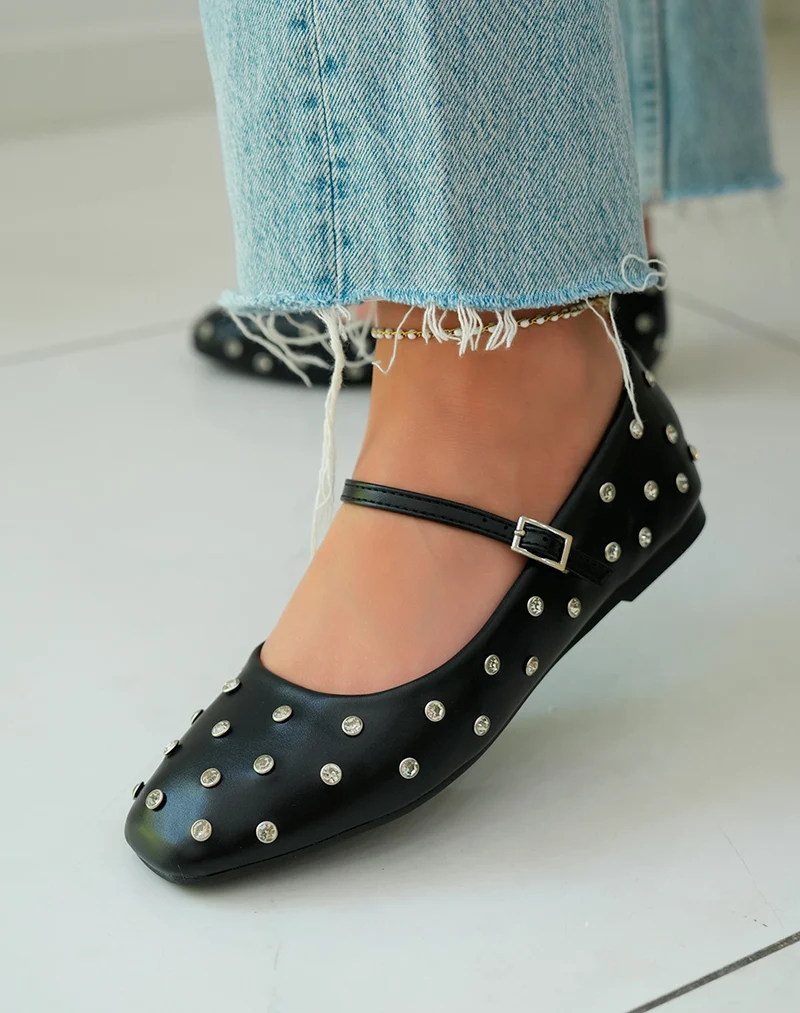 Ballerines noires ornées de clous strassés pour une touche d'éclat