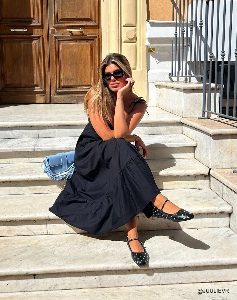 Ballerines noires ornées de clous strassés pour une touche d'éclat