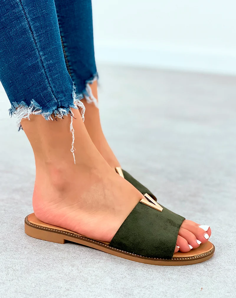 Mules plates en suédine kaki à détail dorée