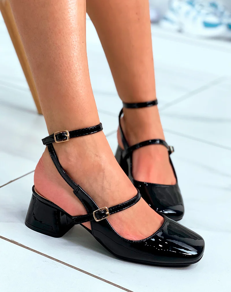 Babies noires vernis ouvertes à petits talons et à lanières ajustables