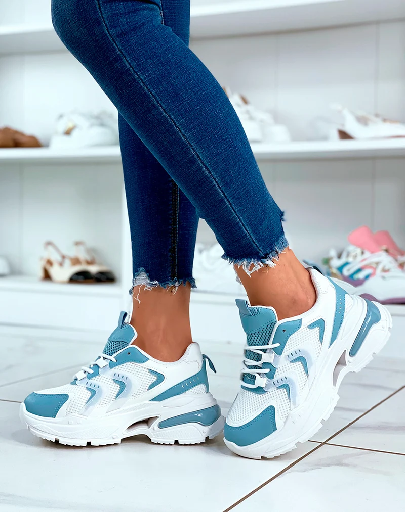 Baskets blancs et bleus aux multiples détails originaux