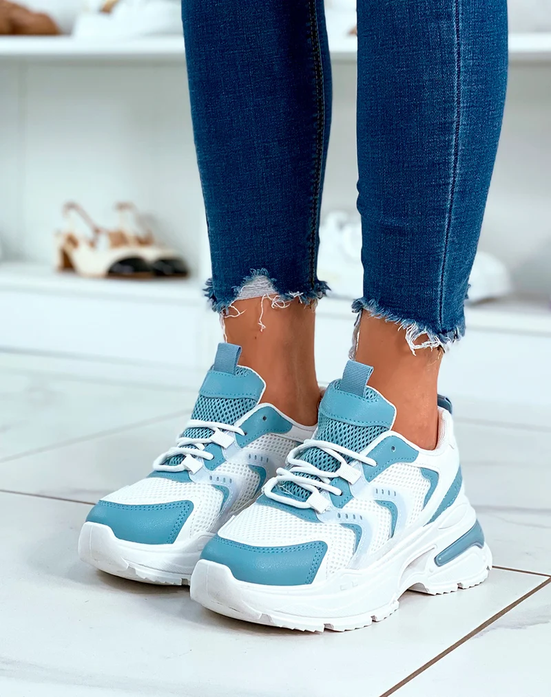 Baskets blancs et bleus aux multiples détails originaux