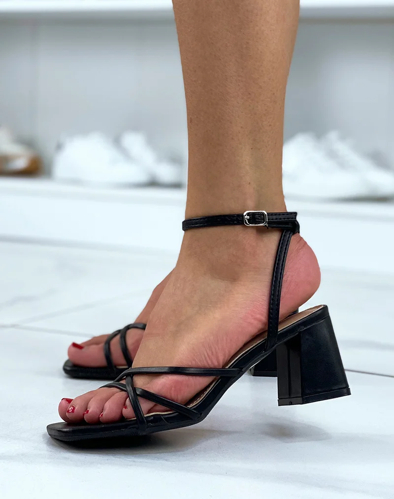 Sandales noires à petit talon et multiples brides