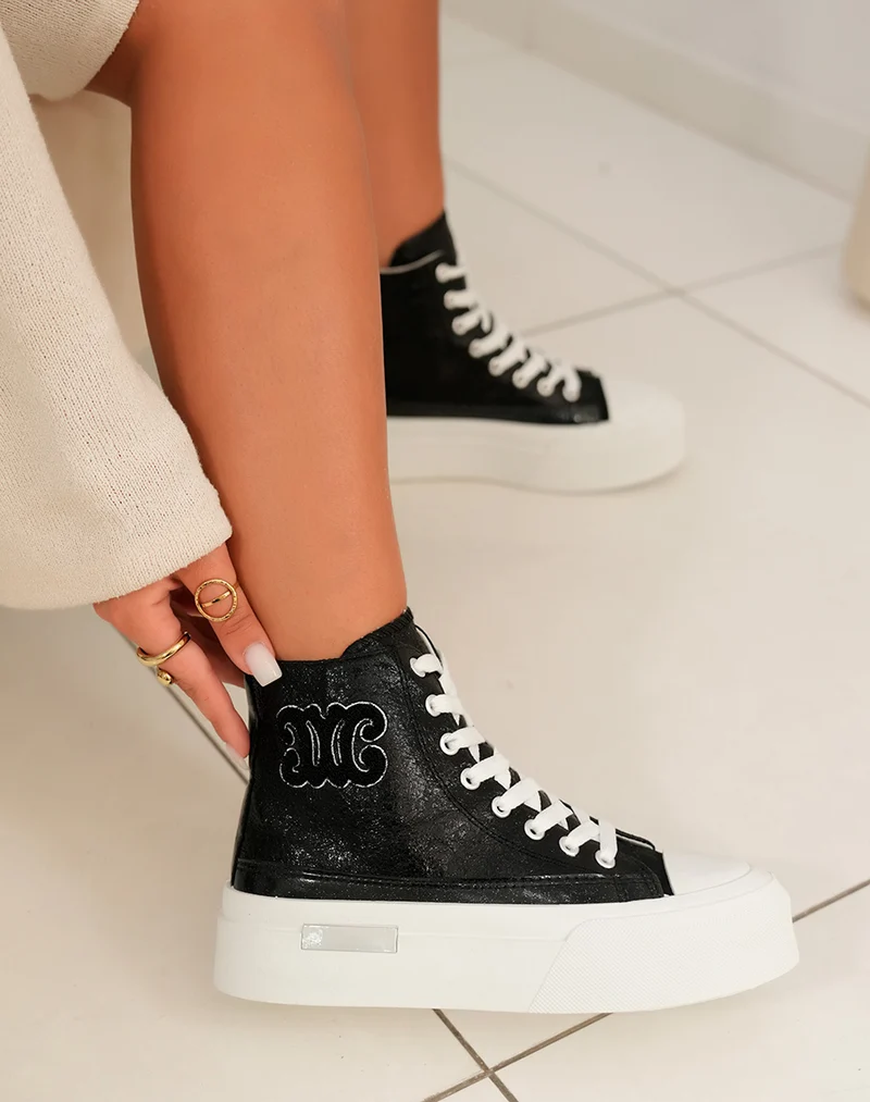 Basket montante femme noire brillante avec logo en tissu