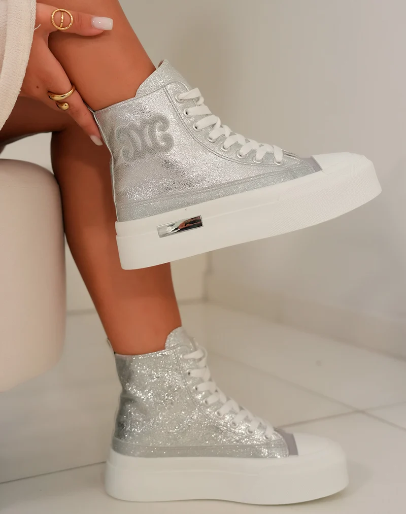 Basket montante femme argentée brillante avec logo en tissu