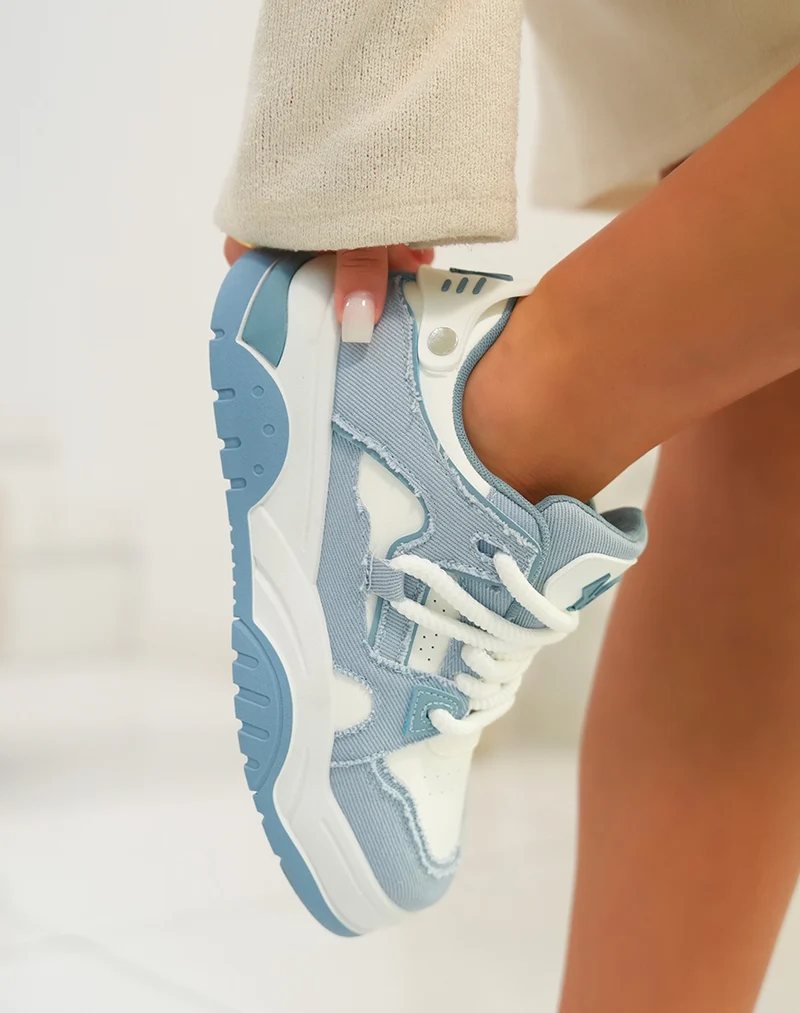 Baskets femme bleu et blanche effet déchiré à lacets corde
