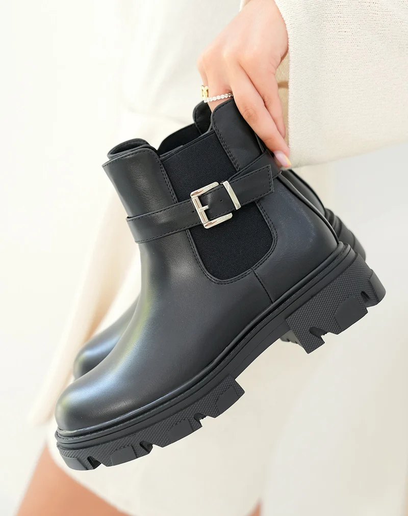 Bottines noires style chelsea avec lanières argentées et semelle épaisse crantée