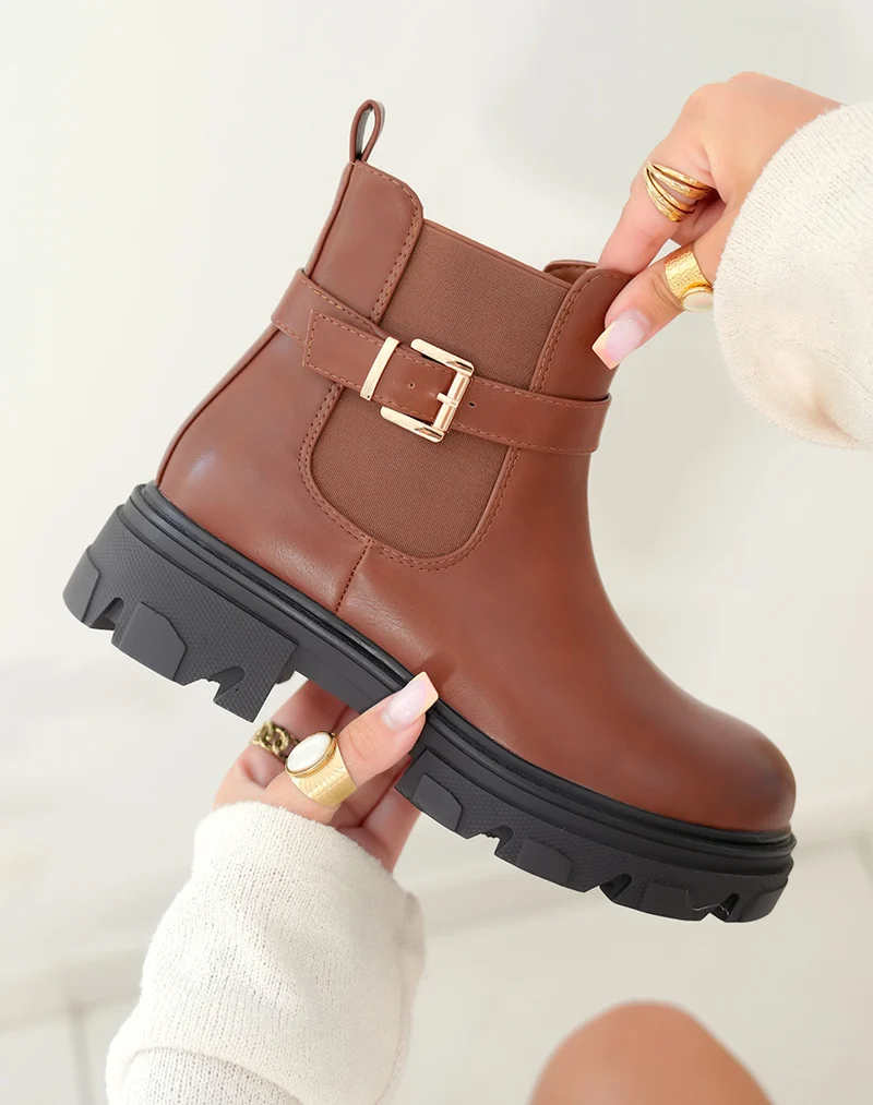 Bottines marron style chelsea avec lanières argentées et semelle épaisse crantée