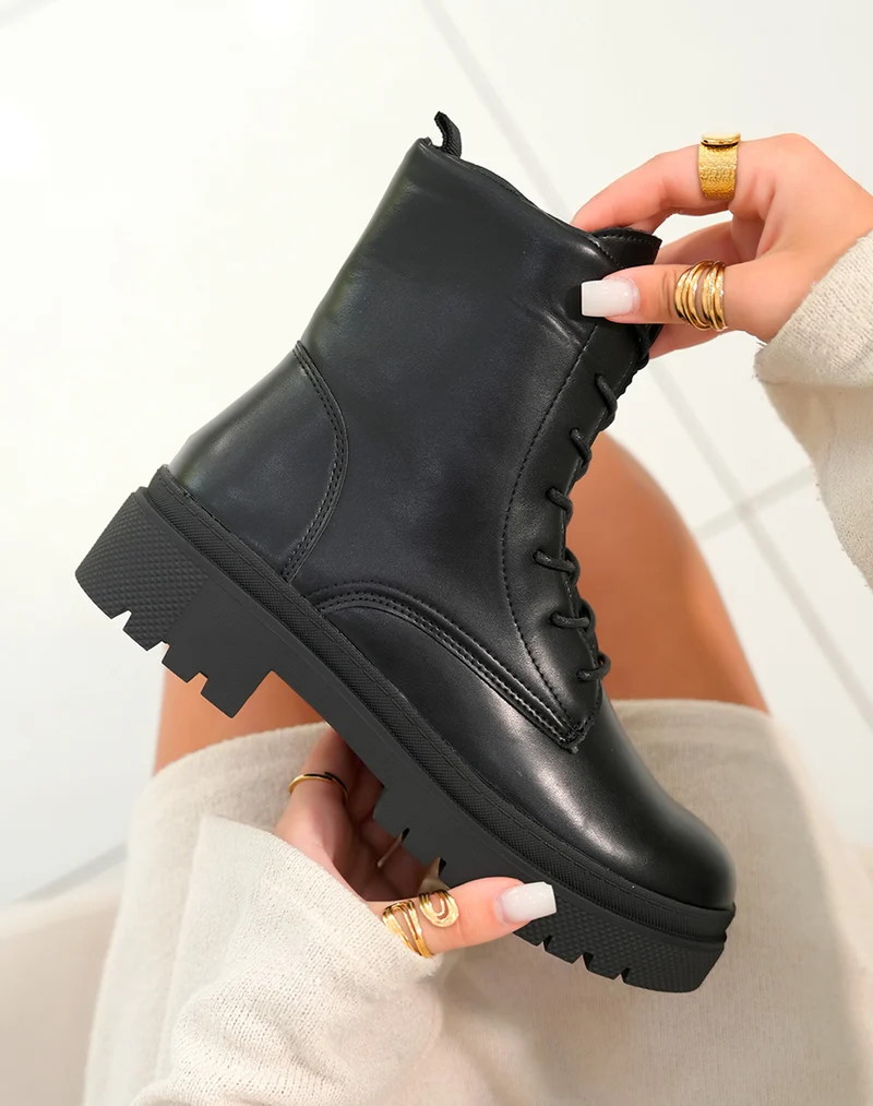 Bottines noires à lacet avec semelle épaisse crantée