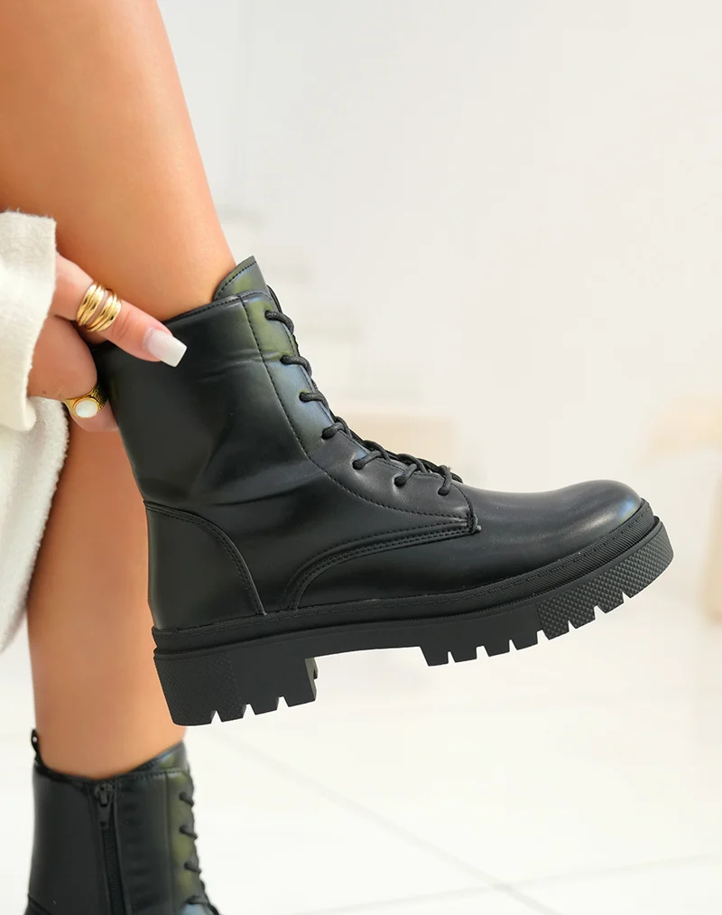 Bottines noires à lacet avec semelle épaisse crantée